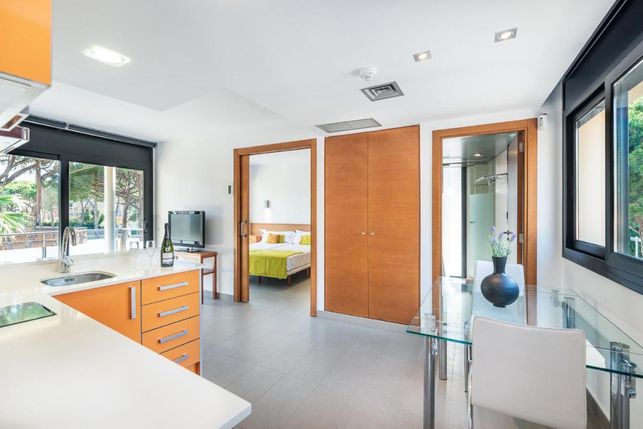 Aparthotel Las Palmeras Castelldefels Dış mekan fotoğraf