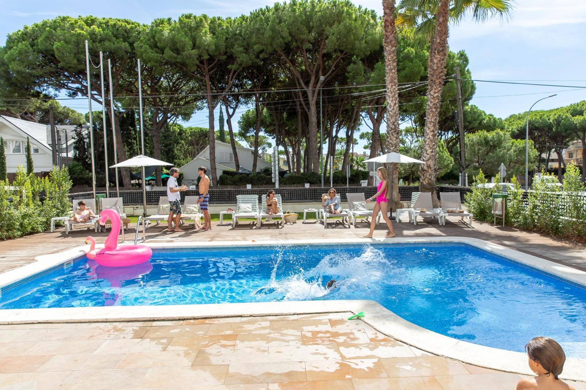 Aparthotel Las Palmeras Castelldefels Dış mekan fotoğraf