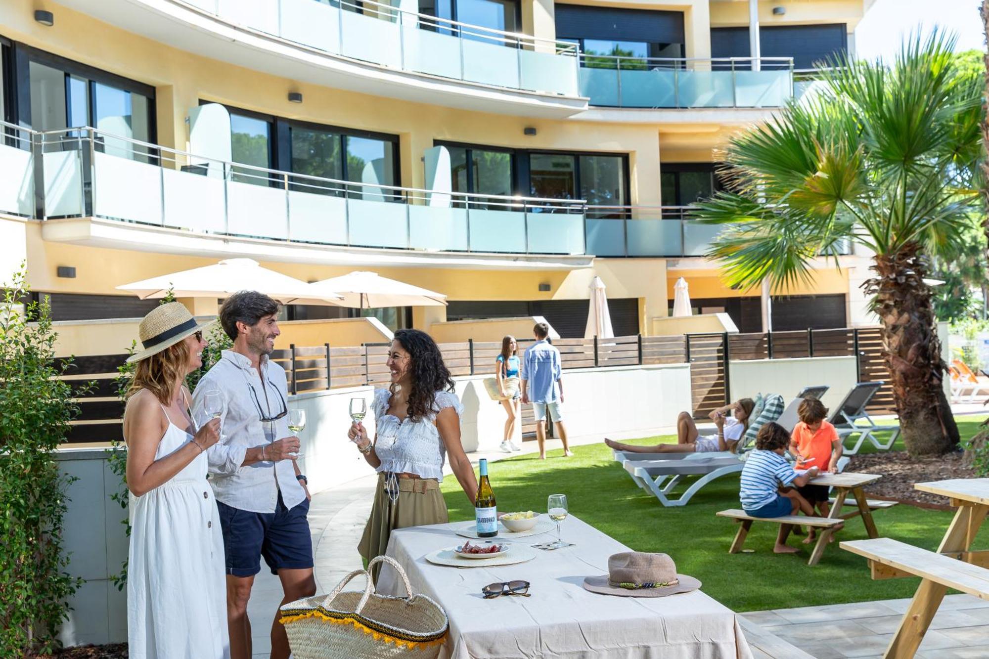 Aparthotel Las Palmeras Castelldefels Dış mekan fotoğraf