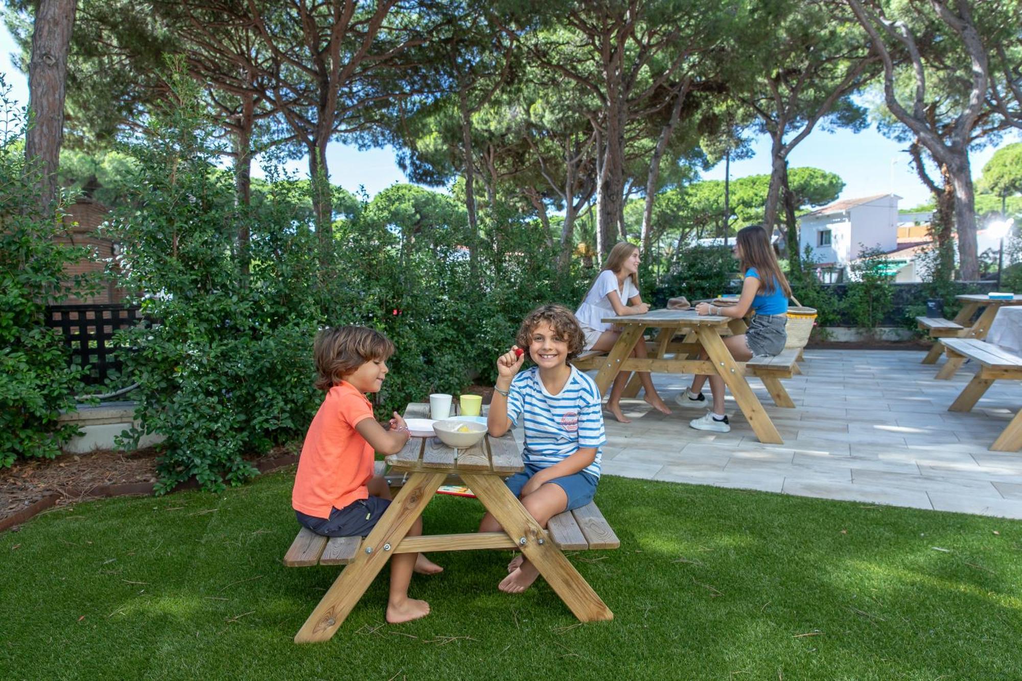 Aparthotel Las Palmeras Castelldefels Dış mekan fotoğraf